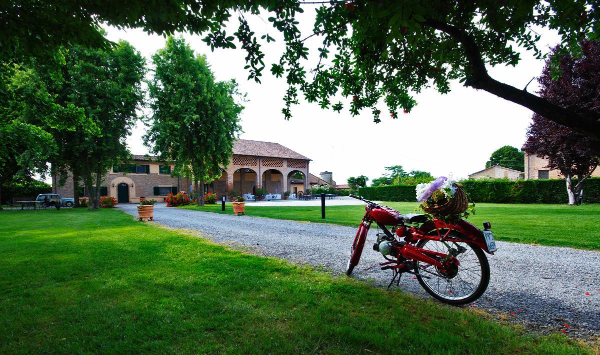 Agriturismo Tenuta Casteldardo Besenzone Exterior photo